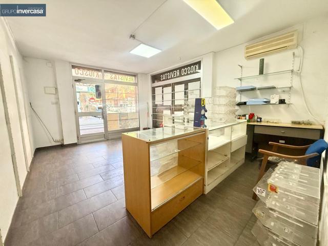 Local comercial esquinero situado en zona Ramón y Cajal photo 0