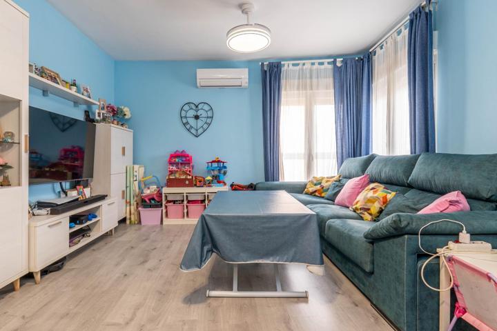Precioso piso de 3 dormitorios, 2 baños, balcón y 2 plazas de garaje en Santa Fe photo 0