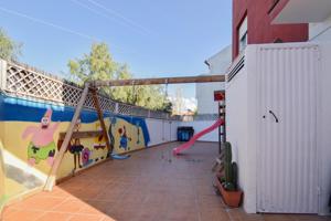 PISO CON GRAN PATIO Y 2 GARAJES photo 0