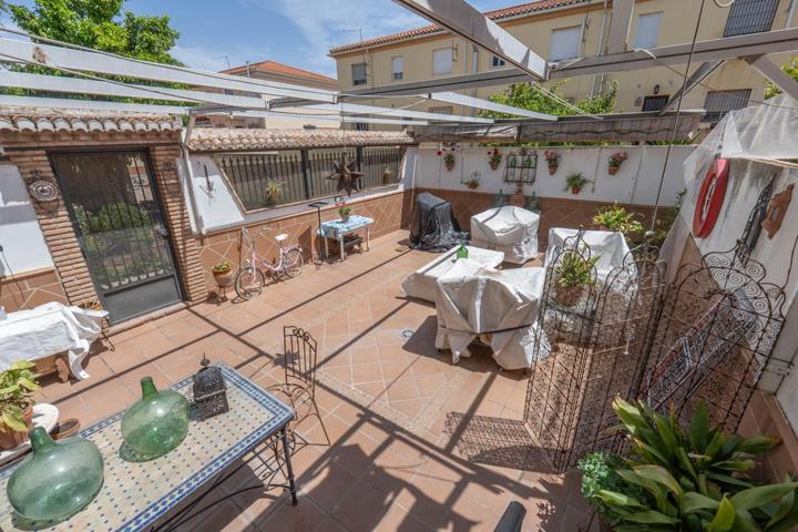 Preciosa casa adosada de 3 dormitorios, con garaje doble de 53 m2 y patio de 77 m2 en Belicena photo 0
