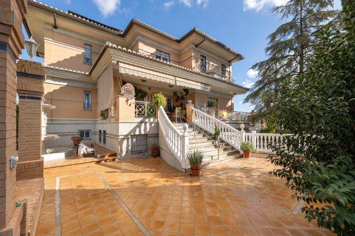 VILLA DE LUJO CON PISCINA EN URBANIZACIÓN MONTELUZ photo 0