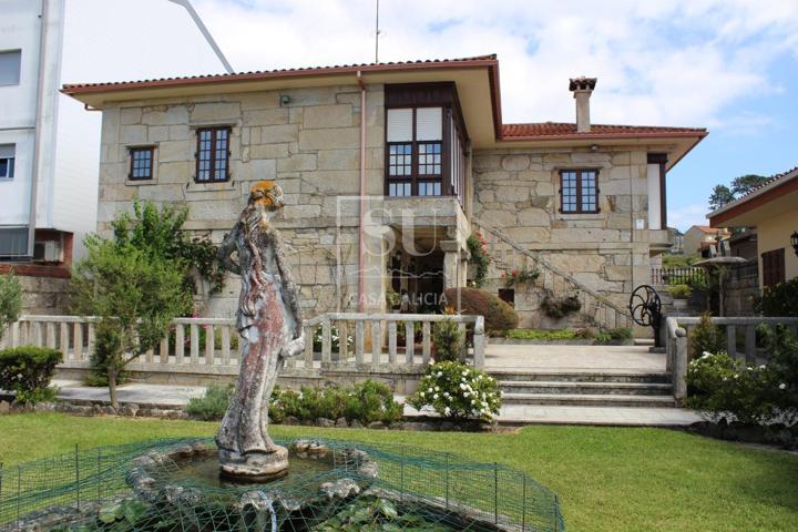 Exclusiva propiedad en el centro de una de las villas con más encanto del sur de Galicia a pie de playa. photo 0
