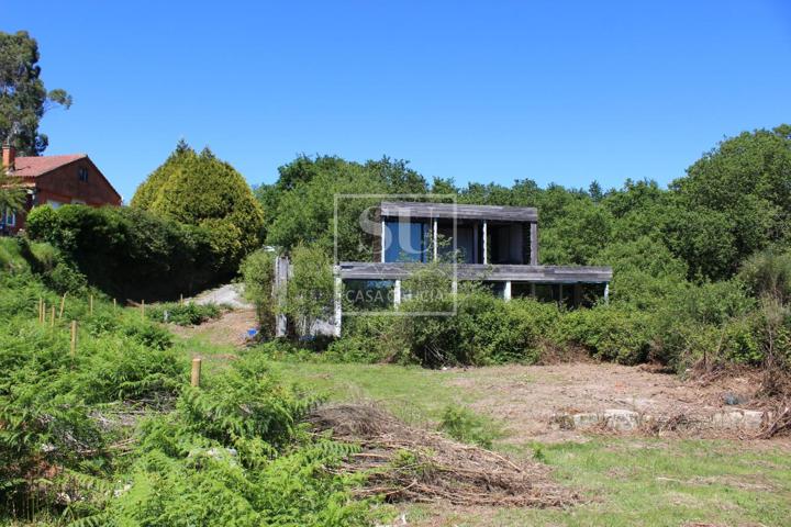 Chalet de diseño moderno en construcción en idílica parcela abrazada por árboles. photo 0