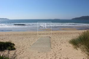 Exclusivo bajo con jardín comunitario a un paseo de la playa!! photo 0