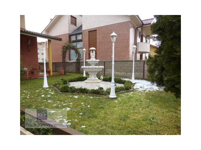 Villa En venta en León photo 0