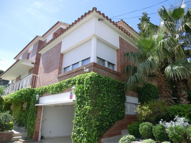 Casa en venta con piscina privada en Figueres photo 0