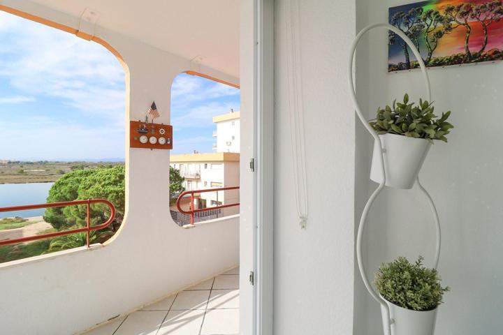 Precioso apartamento con buenas vistas al mar y a los “Aiguamolls del Empordà”. photo 0