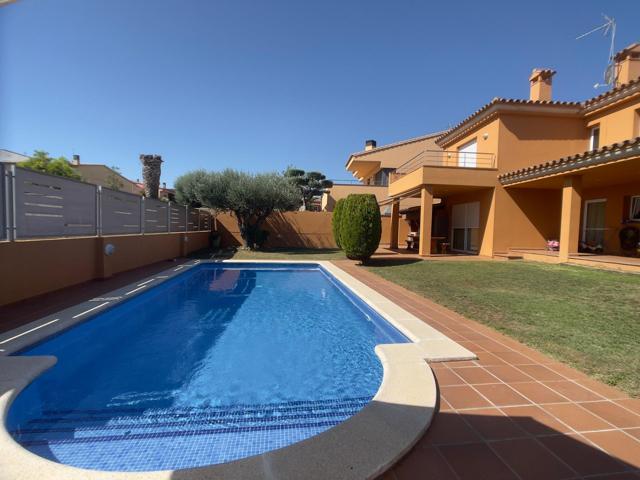 Casa en venta con piscina y jardín en muy buena zona de Figueres photo 0
