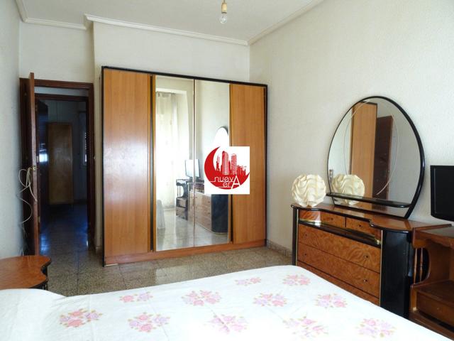¡ 3er piso SIN ASCENSOR en venta de 4 dormitorios, balcón, plaza de garaje y trastero en Alumbres ! photo 0
