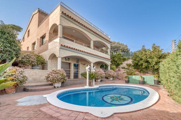 ¡Increíble chalet de 3 viviendas con piscina de agua salada y hermosas terrazas! photo 0