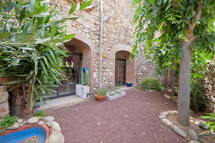 Excepcional Casa de piedra en Darnius! photo 0