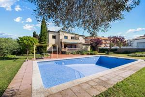 Villa con gran jardín de 1500m2 y piscina de 70m2 a 100m del centro de Sant Pere Pescador photo 0