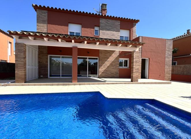 Excelente casa con piscina privada en zona muy tranquila en Sant Pere Pescador. photo 0