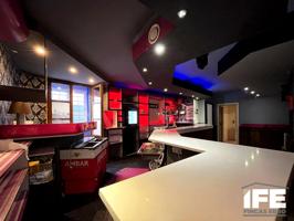 Local comercial versátil con patio exterior en el centro photo 0