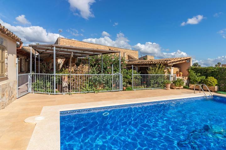 Casa de pueblo con jardín y piscina en Santa Maria del Camí photo 0