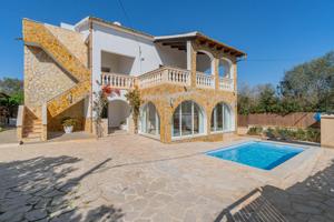 Chalet con dos apartamentos en Cala Santanyi con jardín y piscina photo 0