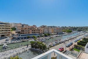 Edificio con vistas al puerto de Porto Cristo photo 0