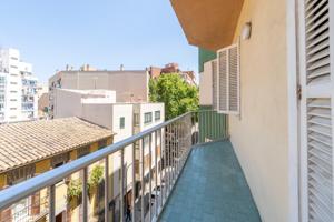 Piso para reformar con ascensor en Pere Garau photo 0