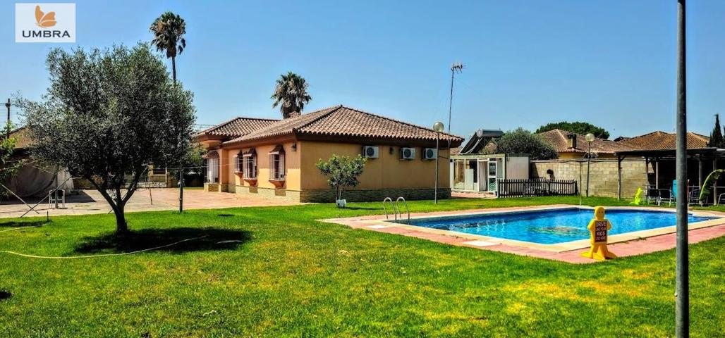 Amplia parcela de 5.477 m² con vivienda unifamiliar, piscina y establos en la zona norte de Jerez photo 0