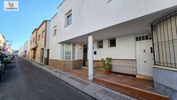 Casa adosada de 4 habitaciones, patio trasero, solárium, amplio salón, garaje… photo 0