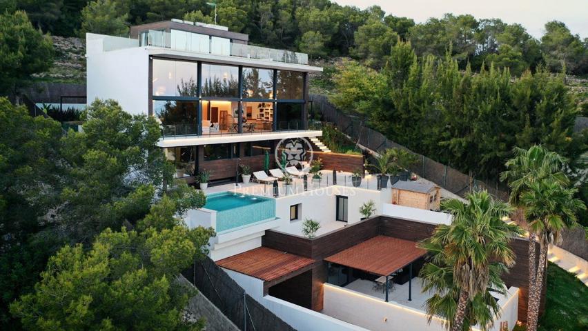 Espectacular casa de diseño con grandes vistas al mar a la venta en Can Girona, Sitges photo 0
