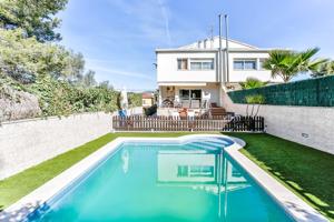 Casa adosada con piscina a la venta en Mas D'en Serra photo 0