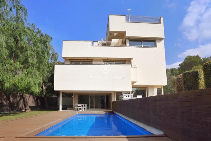Casa de arquitecto con vistas al mar al lado del golf de Terramar, a la venta en Can Girona, Sitges photo 0