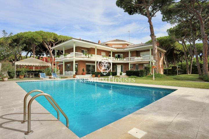 Casa con gran jardín y mucha privacidad a la venta en La Pineda, Castelldefels photo 0