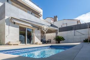 Casa moderna independiente con piscina en La Collada photo 0