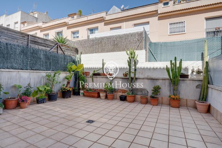 Casa adosada con patio y vistas despejadas en La Collada photo 0