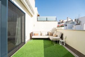 Ático con terraza y piscina comunitaria en el centro photo 0