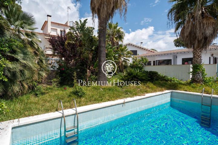 Casa con jardín y piscina en Montmar photo 0