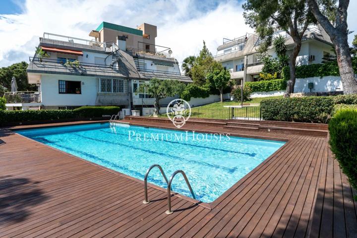 Adosado con vistas y piscina comunitaria en Vallpineda photo 0