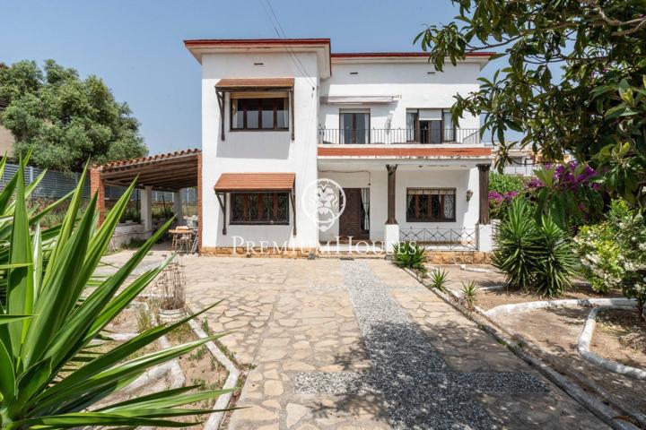 Casa a reformar con jardín y piscina en Via Augusta photo 0