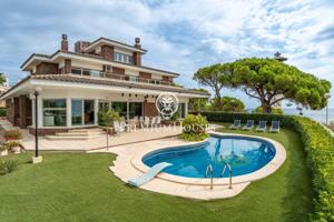 Casa con piscina en primera línea de mar en els Munts photo 0