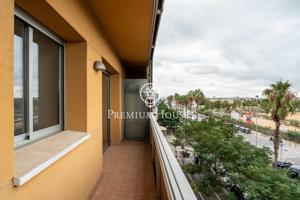 Piso con terraza y vista despejadas en Can Calderon photo 0