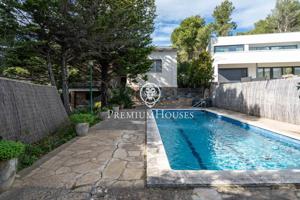 Casa independiente con jardín y piscina en Begues Park photo 0