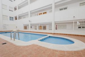 APARTAMENTO DE 2 DORMITORIOS CON PISCINA COMUNITARIA A 450 METROS DEL MAR! photo 0