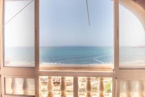 ATICO CON SOLARIUM PRIVADO Y VISTAS FRONTALES AL MAR!! INCLUYE GARAJE CERRADO Y PISCINA!! photo 0