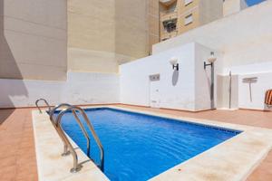 Apartamento céntrico con parking, piscina y gran trastero a 900 m del mar photo 0