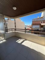 INCREIBLE APARTAMENTO PARA REFORMAR DE 3 HABITACIONES EN EL CENTRO DE TORREVIEJA CON VISTAS AL MAR! photo 0