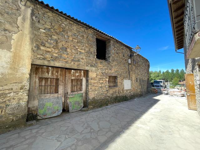 Se vende en el centro de Santa Cilia de Jaca casa histórica con amplio patio. photo 0