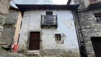 Casa en el centro de Ansó con amplio terreno urbanizable photo 0