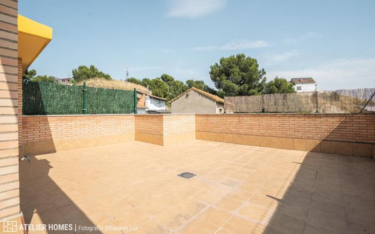 Ático dúplex con garaje y trastero en urbanización con piscina en Juslibol. photo 0