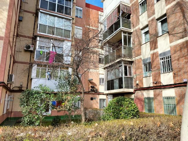 SE VENDE PISO EN CL NAVALMORAL DE LA MATA Nº 27 D - Madrid - Madrid photo 0