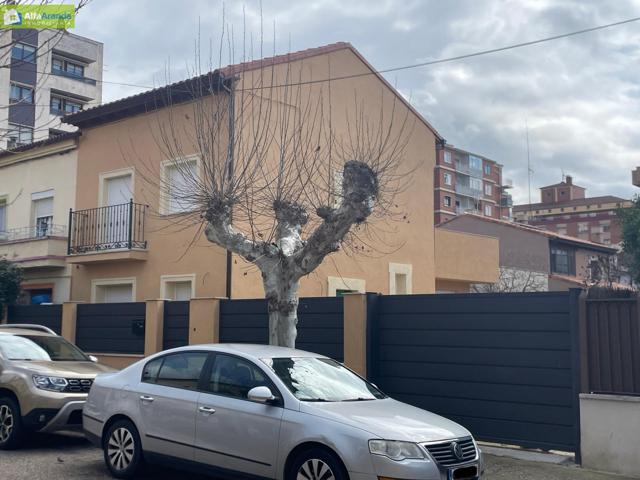 CASA UNIFAMILIAR CON JARDIN photo 0