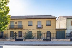 PRECIOSA CASA CON TERRENO EN PASEO DE LA REINA, FUENTE VAQUEROS photo 0