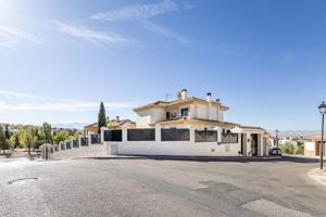 Cortijo del Aire, Albolote | Chalet pareado de esquina con jardín de revista y piscina nueva photo 0