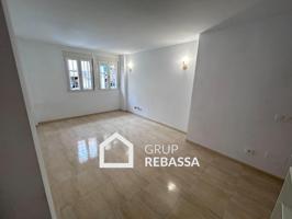 Planta baja seminueva con terraza y mucha luz en Marquès de la Fontsanta (2 habit. + 2 baños) photo 0
