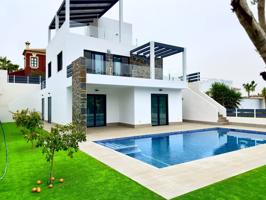 PRECIOSA VILLA A ESTRENAR EN PRIMERA LINEA DE GOLF LA MARQUESA photo 0